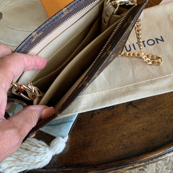 Toiletries 19 W/ Crossbody Conversion Insert - Picture 12 of 15